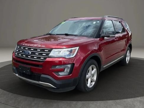 Used 2017 Ford Explorer XLT w/ Equipment Group 202A AWD/4WD image 1
