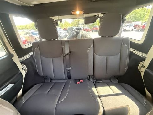 Used 2017 Jeep Wrangler Unlimited Sahara w/ Connectivity Group AWD/4WD image 20