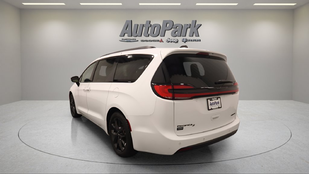 Certified 2025 Chrysler Pacifica Limited FWD image 4