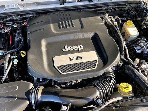 Used 2016 Jeep Wrangler Unlimited Sahara image 34