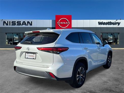 Used 2022 Toyota Highlander XLE image 5