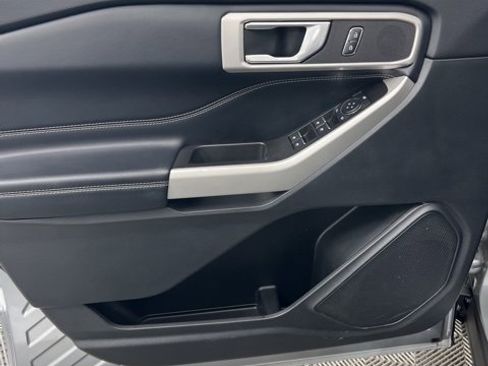 Used 2022 Ford Explorer XLT w/ Equipment Group 202A image 8