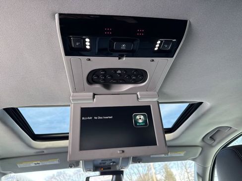 Used 2017 Chevrolet Suburban LT image 39