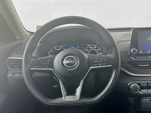 Used 2024 Nissan Altima 2.5 SV FWD image 17