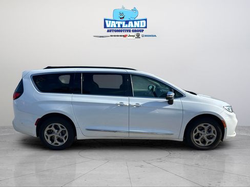 Used 2023 Chrysler Pacifica Limited AWD/4WD image 6