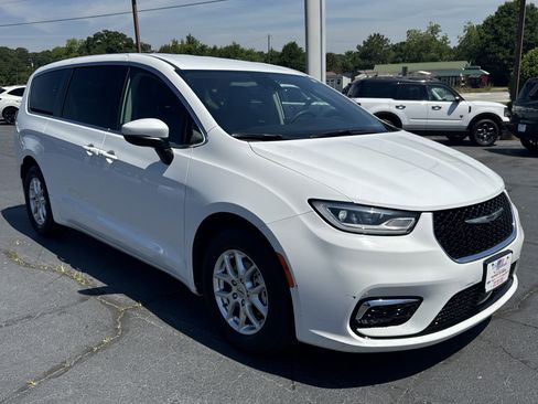 Used 2023 Chrysler Pacifica Touring-L FWD image 4