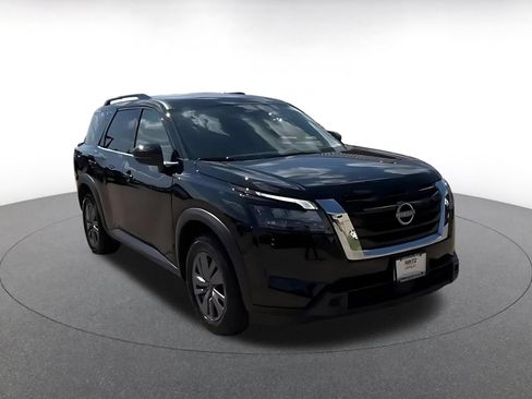 Used 2025 Nissan Pathfinder SV FWD image 3