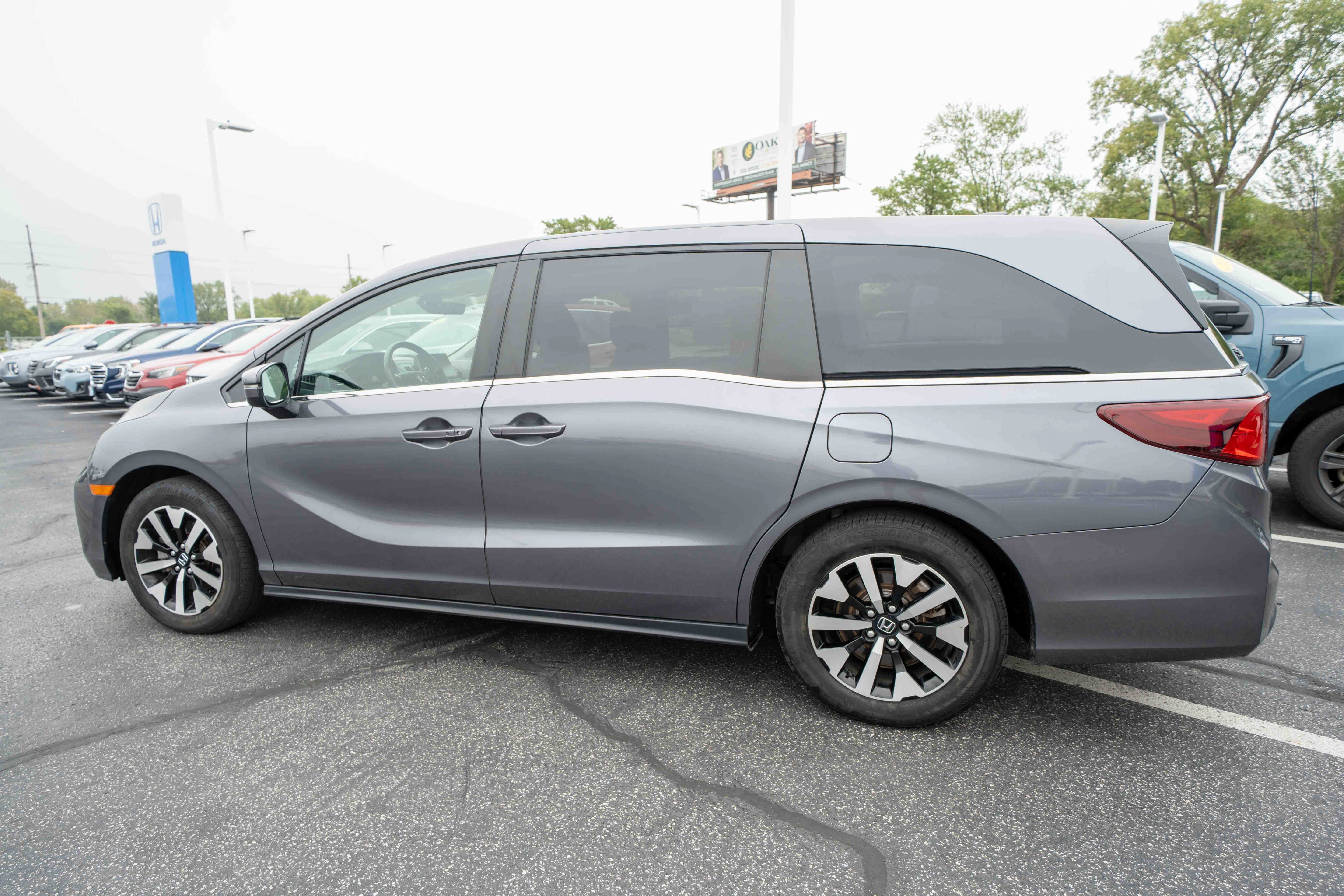 Used 2025 Honda Odyssey EX-L image 4