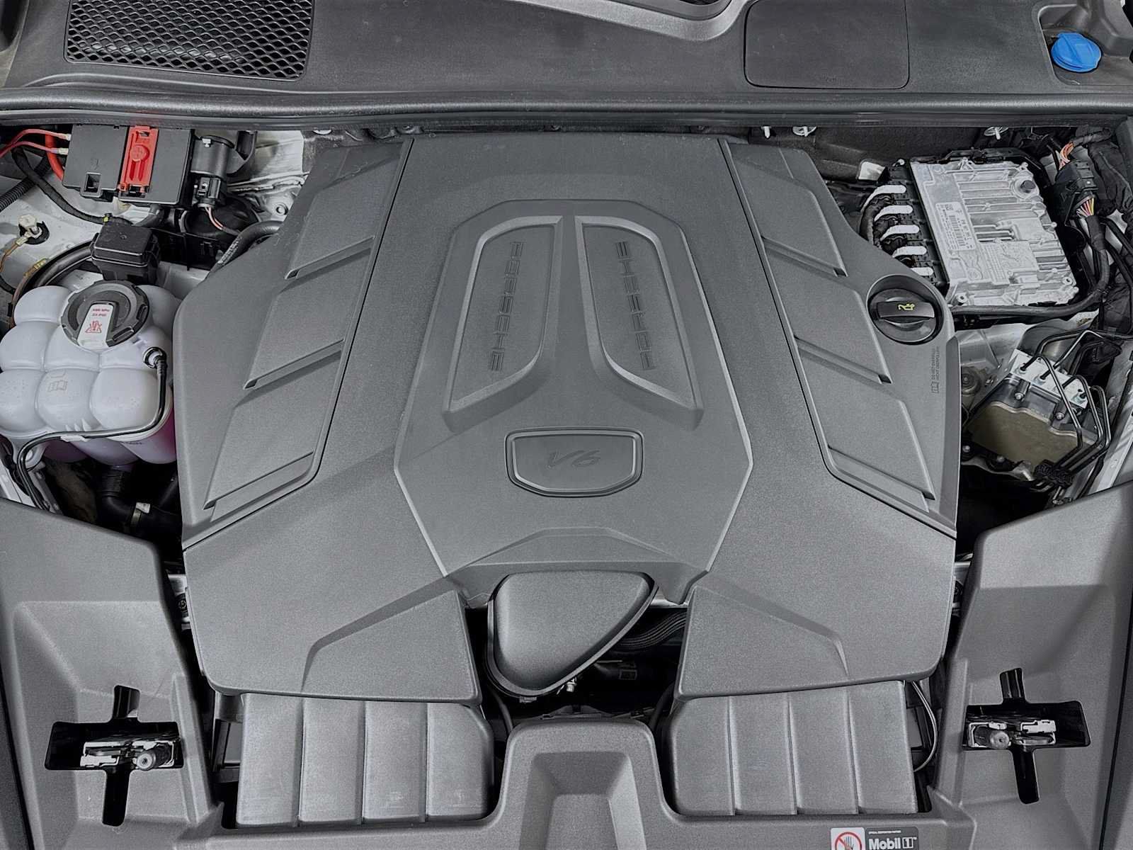Certified 2025 Porsche Cayenne AWD/4WD image 31