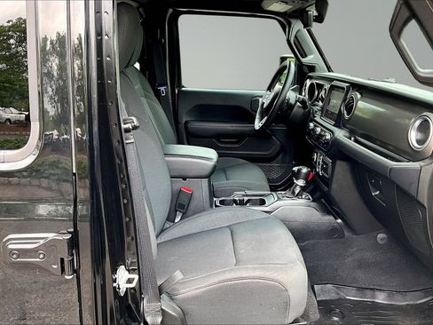 Used 2018 Jeep Wrangler Unlimited Sahara AWD/4WD image 13
