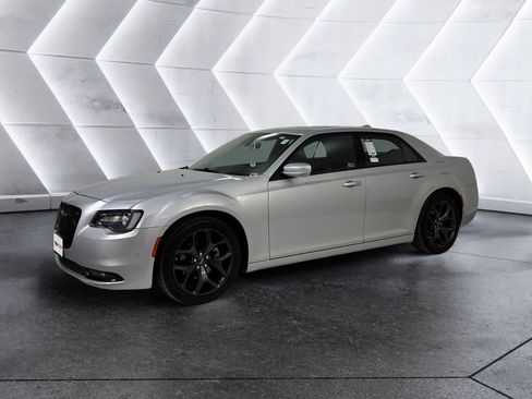 Used 2023 Chrysler 300 S RWD image 3