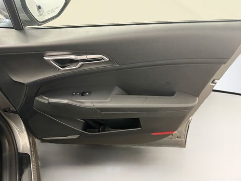 Used 2025 Kia Sportage LX image 33