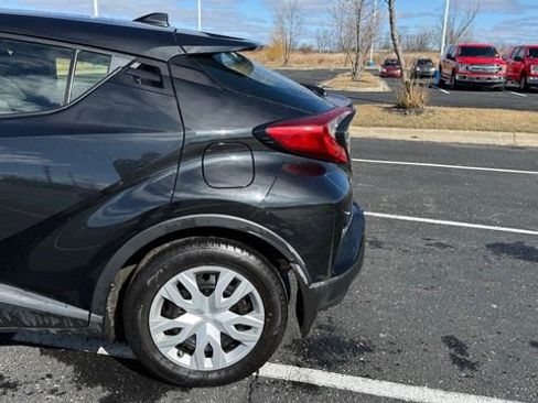 Used 2022 Toyota C-HR XLE image 10