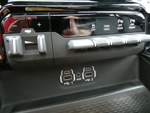 Used 2021 RAM 1500 Laramie w/ Sport Appearance Package AWD/4WD image 32