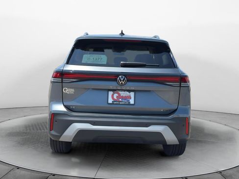 Used 2026 Volkswagen Tiguan SE AWD/4WD image 8