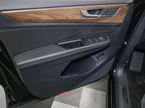 Used 2024 Volkswagen Atlas SE w/ Black Wheel Package image 39