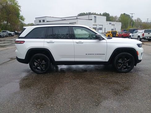 Used 2023 Jeep Grand Cherokee Altitude AWD/4WD image 6