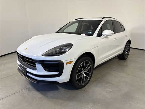 Certified 2025 Porsche Macan image 1
