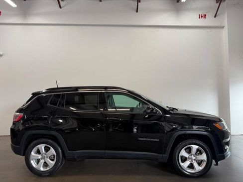 Used 2018 Jeep Compass Latitude FWD image 2