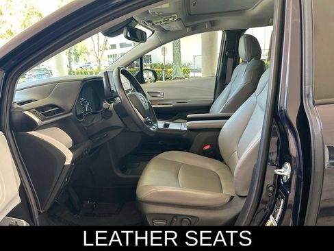 Used 2025 Toyota Sienna XLE FWD image 7