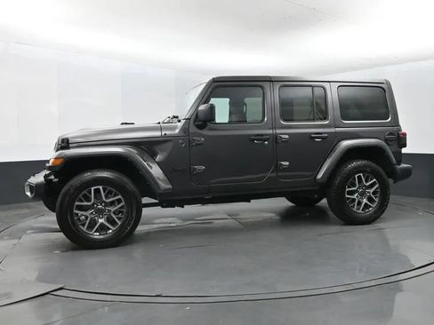 Used 2025 Jeep Wrangler Unlimited Sahara AWD/4WD image 5