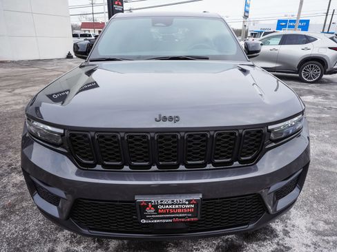 Used 2024 Jeep Grand Cherokee Altitude image 2