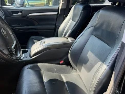 Used 2019 Toyota Highlander XLE AWD/4WD image 2