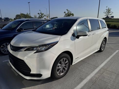 Used 2021 Toyota Sienna LE FWD image 1