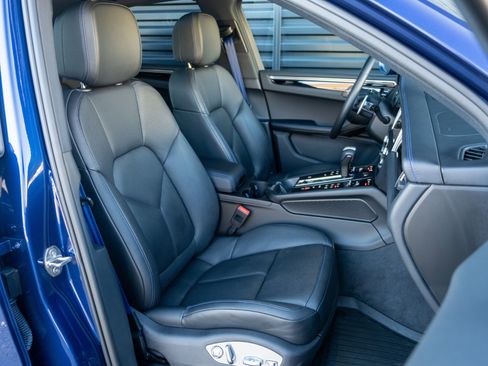 Certified 2024 Porsche Macan image 37