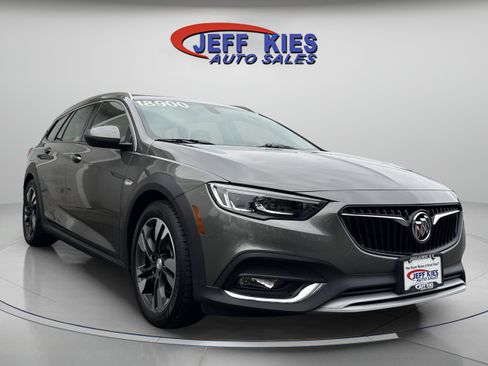 Used 2018 Buick Regal Preferred w/ Sights and Sounds Package image 2