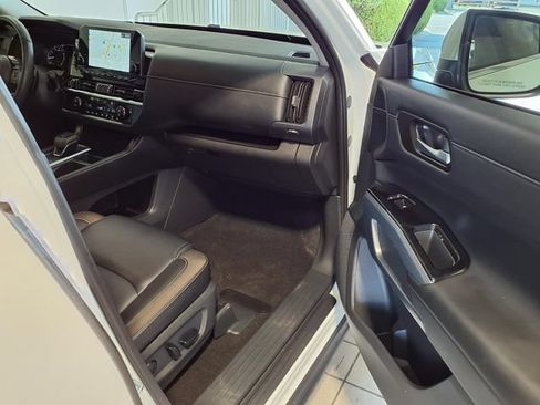 Used 2024 Nissan Pathfinder SL FWD image 27