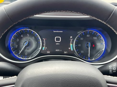 Used 2024 Chrysler Pacifica Touring-L FWD image 17