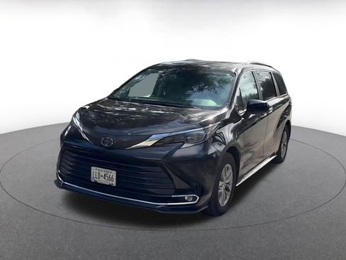 Used 2024 Toyota Sienna XLE image 7