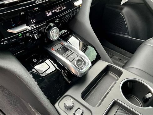 Used 2025 Acura MDX SH-AWD image 11