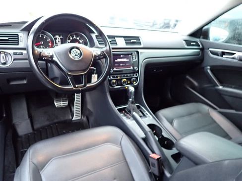 Used 2018 Volkswagen Passat 2.0T R-Line w/ R-Line Lighting Package image 15