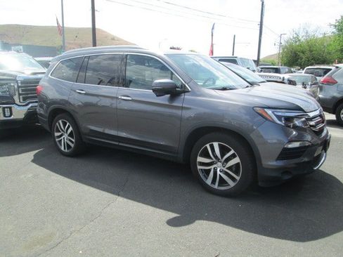 Used 2017 Honda Pilot Touring image 1