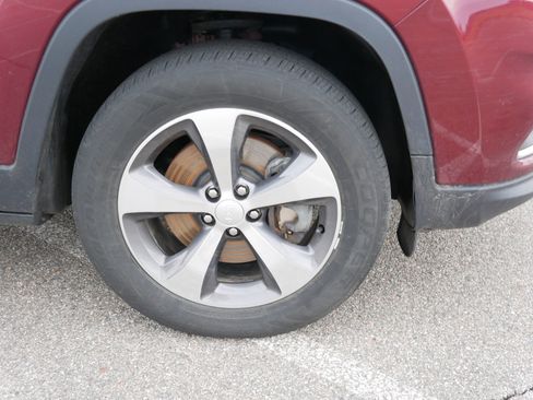 Used 2019 Jeep Cherokee Limited image 5