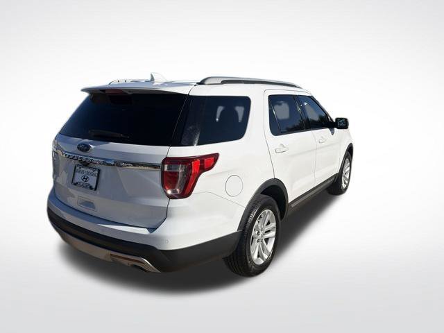 Used 2017 Ford Explorer XLT FWD image 3