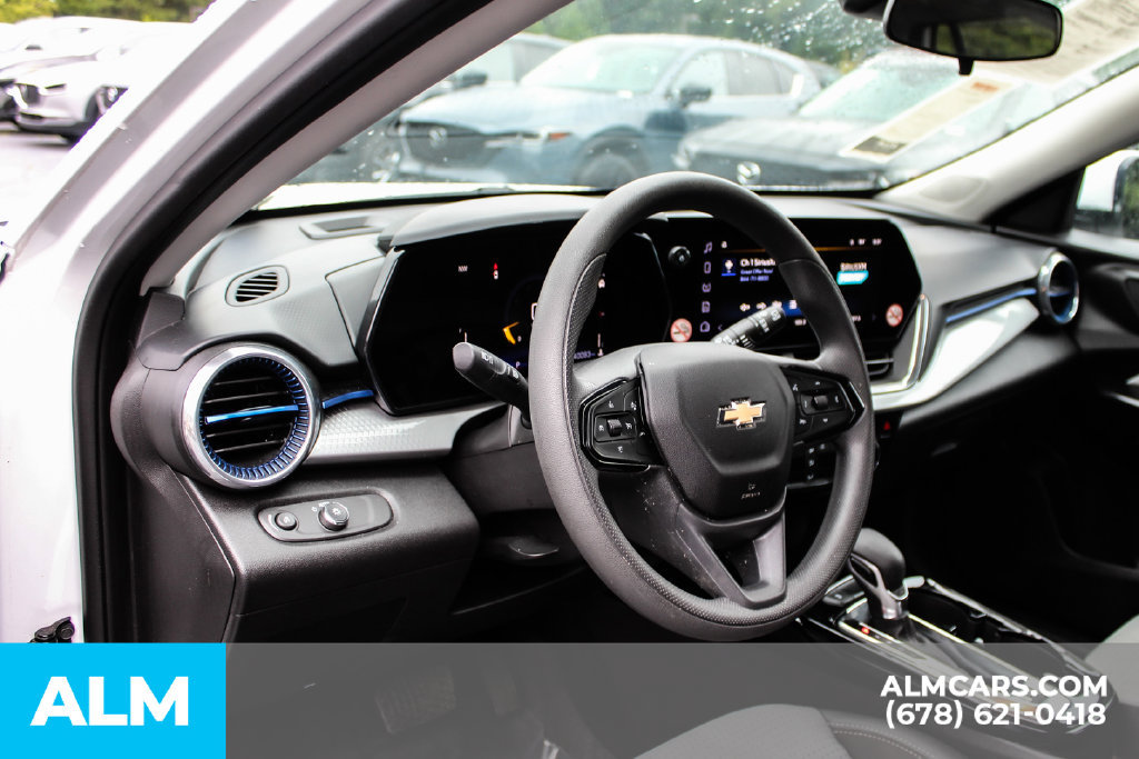 Used 2025 Chevrolet Trax LT FWD image 31
