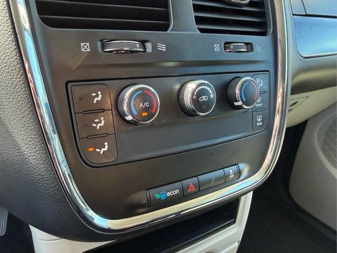 Used 2014 Dodge Grand Caravan American Value Package w/ UConnect Hands-Free Group FWD image 22