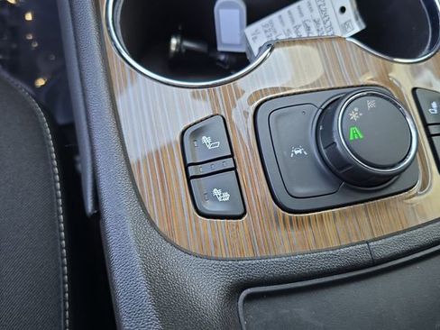 Certified 2023 GMC Acadia SLE w/ Driver Convenience Package image 22