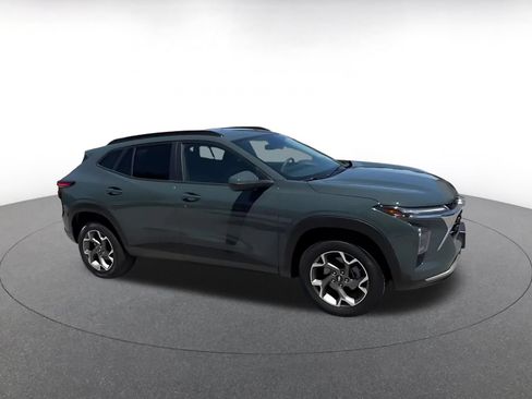 Used 2025 Chevrolet Trax LT FWD image 2