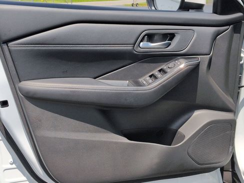 Used 2025 Nissan Rogue SV w/ SV Premium Package FWD image 12
