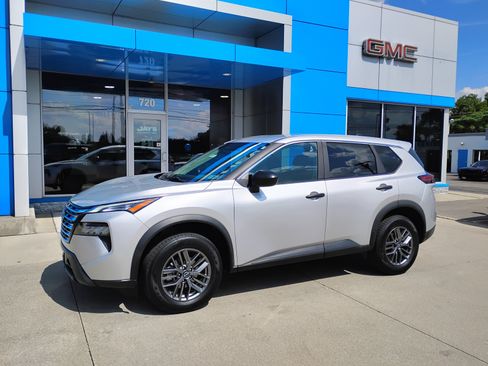 Used 2024 Nissan Rogue S AWD/4WD image 12