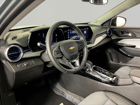 Used 2025 Chevrolet Trax LT w/ Driver Confidence Package FWD image 17