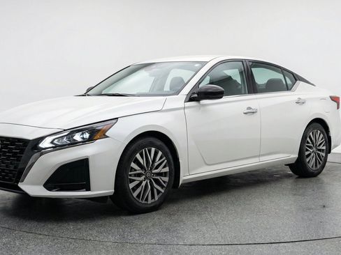 Used 2025 Nissan Altima 2.5 SV FWD image 3