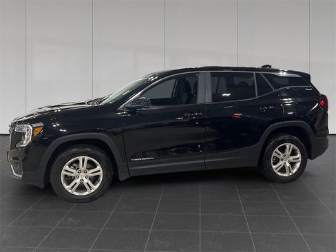 Used 2024 GMC Terrain SLE image 2