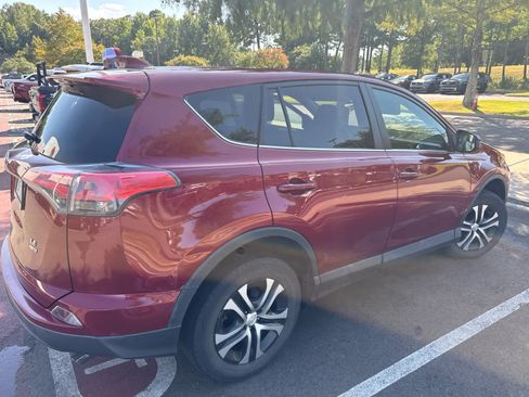 Used 2018 Toyota RAV4 LE AWD/4WD image 3