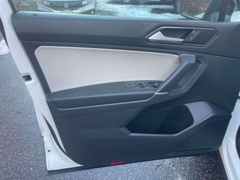 Used 2018 Volkswagen Tiguan SE w/ Panoramic Sunroof Package image 16