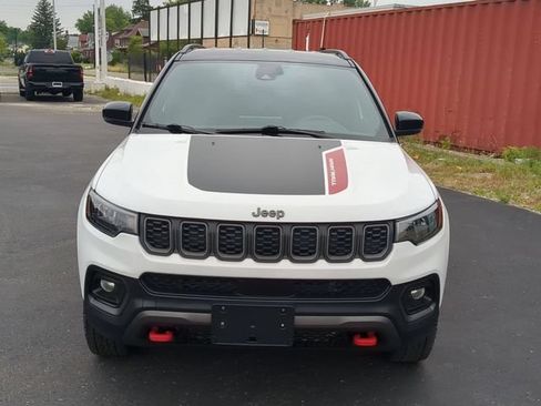 Used 2025 Jeep Compass Trailhawk AWD/4WD image 9